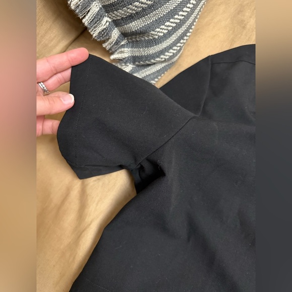 FIGS Men's Black V-Neck scrub top with side pockets - Picture 7 of 8